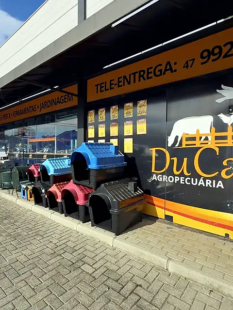 Casinhas de cachorro expostas na frente da loja Du Campo