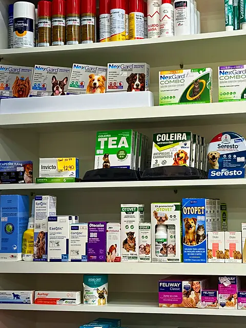 Prateleira de antipulgas e medicamentos da farmácia veterinária da Du Campo, no Gravatá, em Navegantes