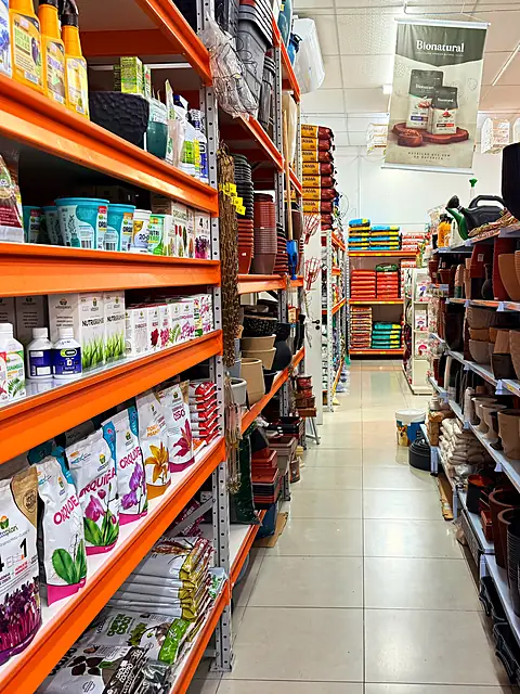 Corredor de jardinagem da Du Campo, com vasos, adubos e fertilizantes