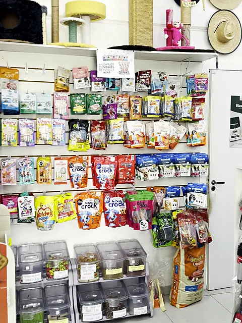 Parede de petiscos e brinquedos para cães e gatos na Du Campo