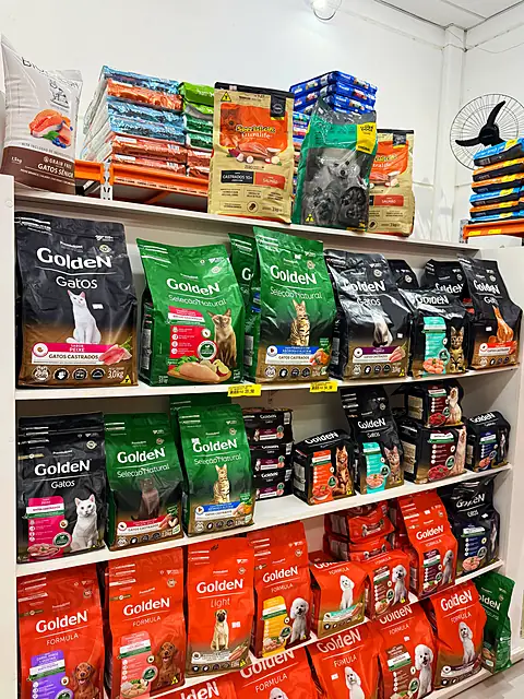 Parede de rações para cães e gatos na Agropecuária Du Campo, em Navegantes